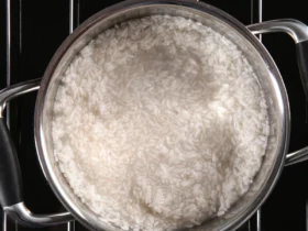 Como deixar o arroz soltinho e ainda economizar gás