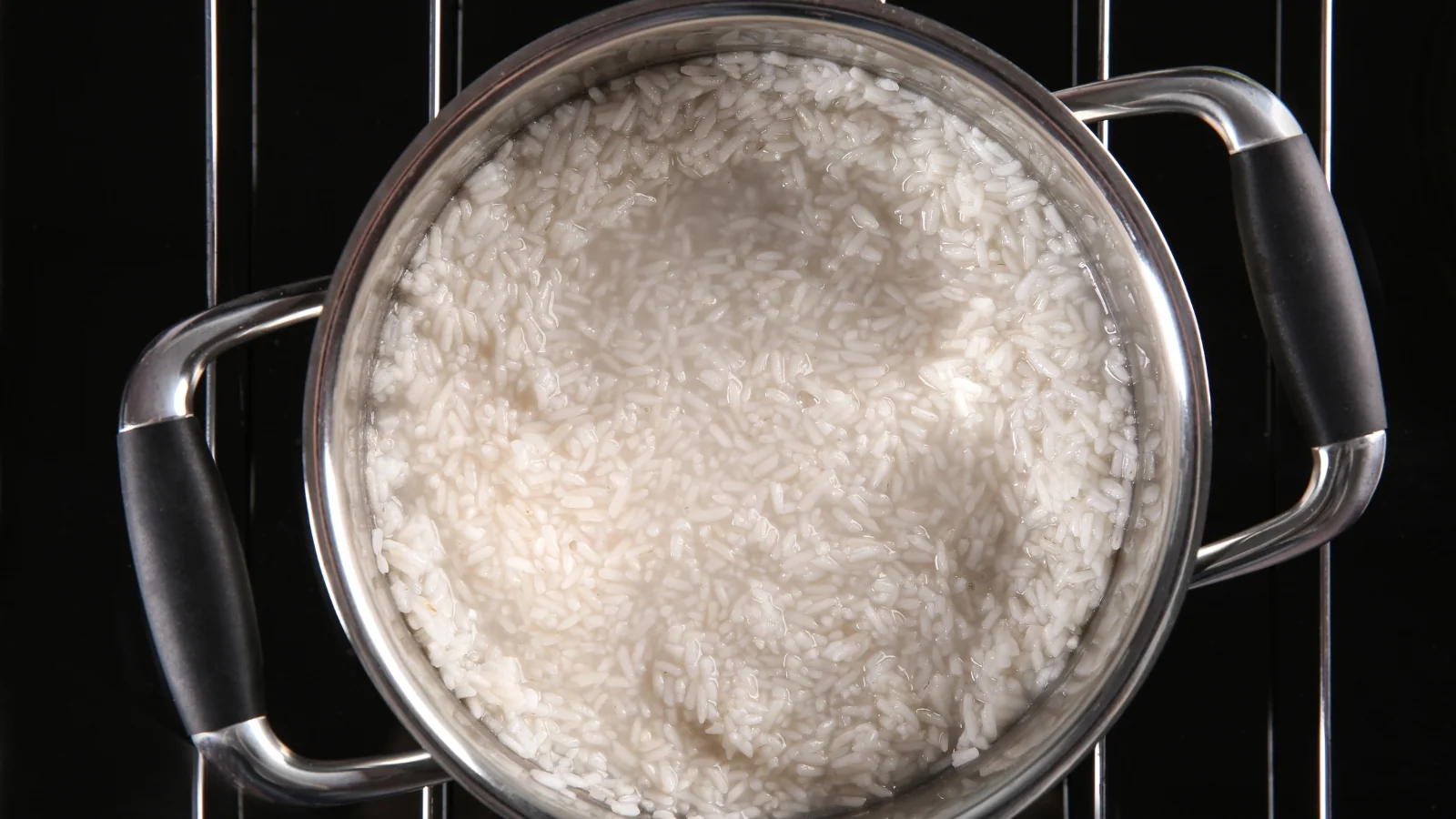 Como deixar o arroz soltinho e ainda economizar gás